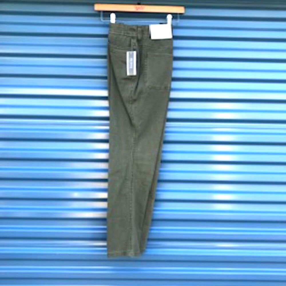 Size: 6 Petite Woman's Straight Jeans . Christopher & Banks . New w/ Tags